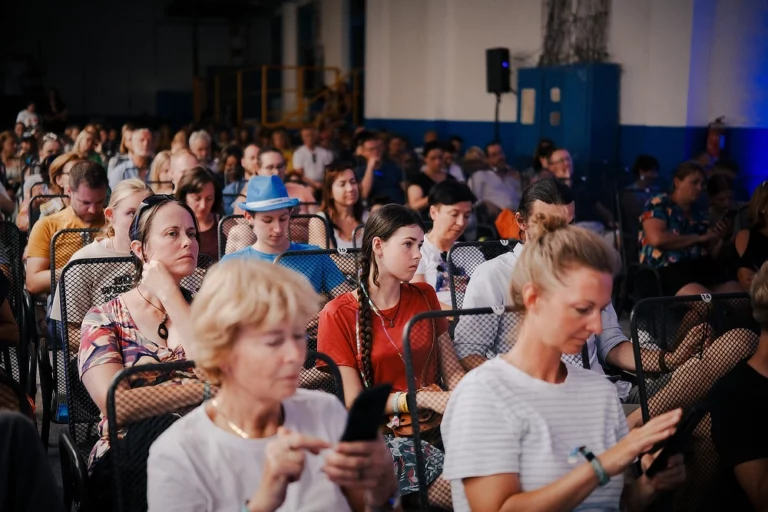 Publikum na prezentaci Zdravé generace na festivalu Colours of Ostrava.